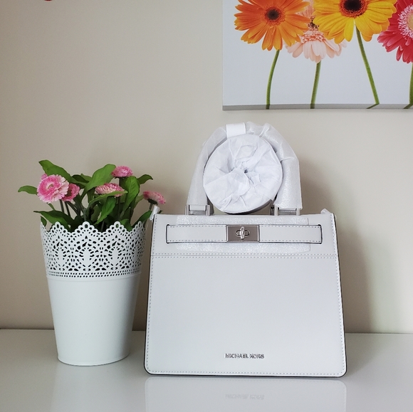 Michael Kors Handbags - NWT Michael Kors Tatiana Medium Messenger